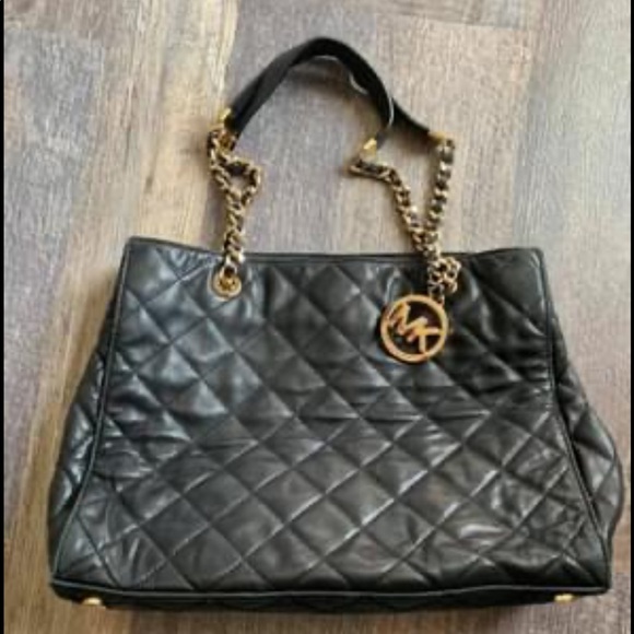 Michael Kors Handbags - Michael Kors black leather purse